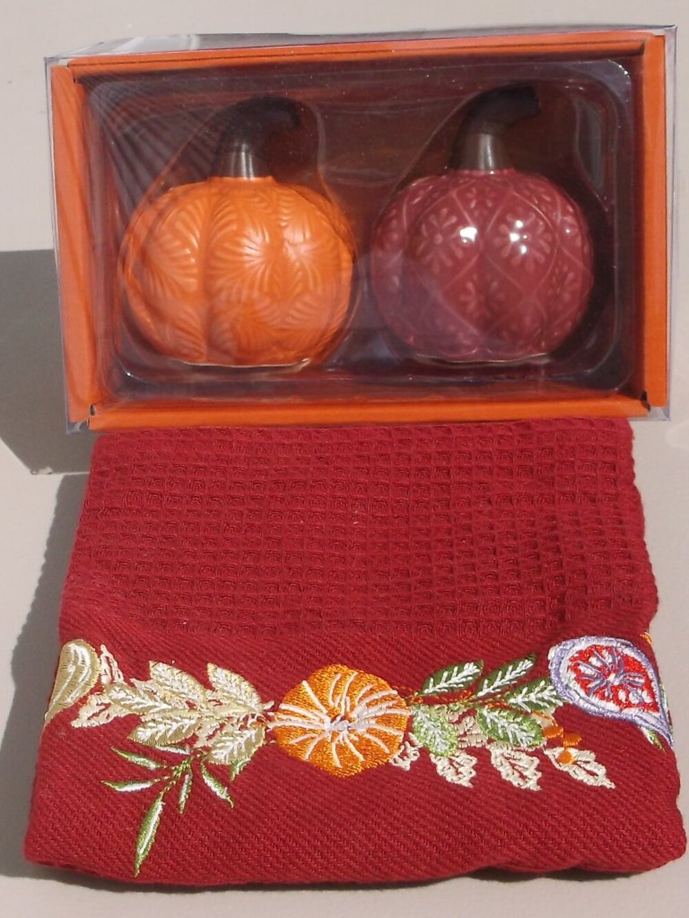 HEB Holiday Pumpkin Salt & Pepper Shakers + Fall Kitchen Towel NWT Set